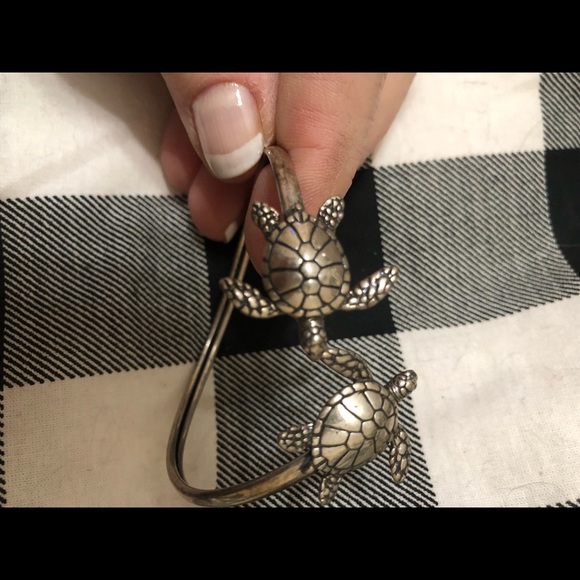 Sterling silver adjustable bracelet with a sea turtle. - Picture 1 of 2